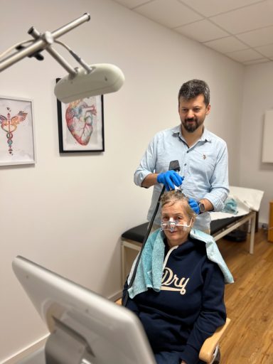 TPS-Beratung und ärztliche Begleitung Ärztliches Beratungsgespräch zur Transkraniellen Pulsstimulation (TPS) in einer medizinischen Praxis.
Kopieren